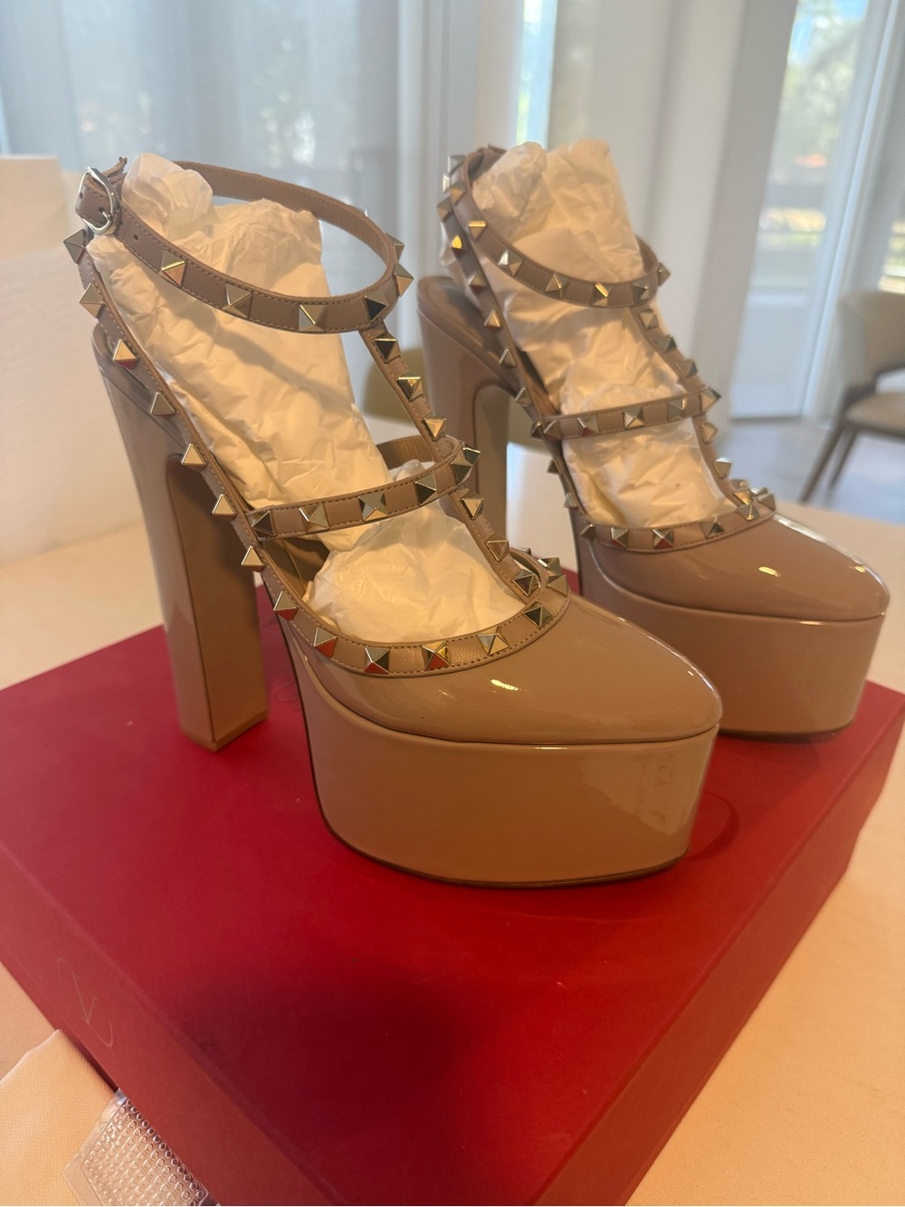 Valentino Garavani Rockstud Beige Patent Leather Ankle Strap Platform Shoes 39